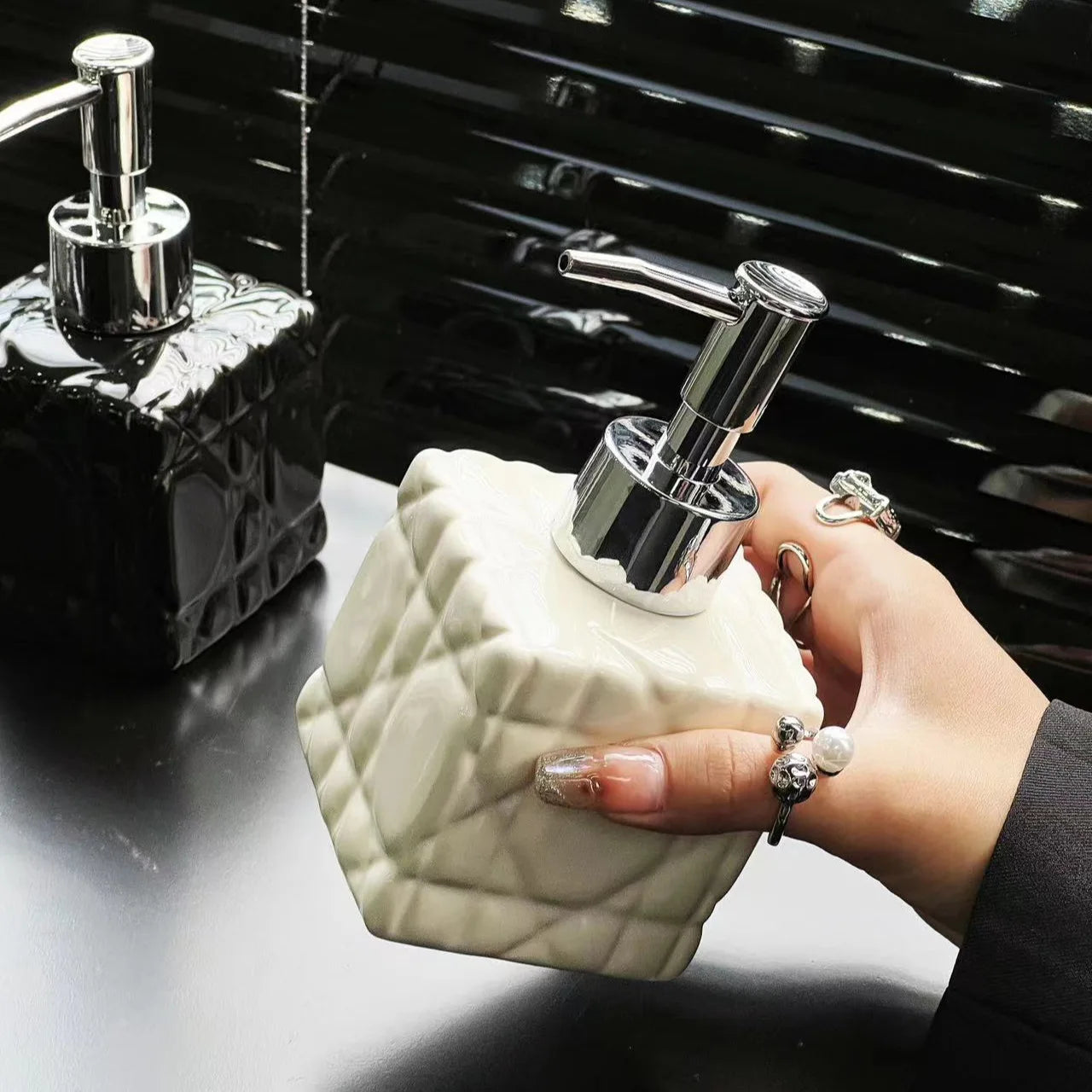 distributeur de shampoing luxe rechargeable pour salle de bain - vue 6 sur 6