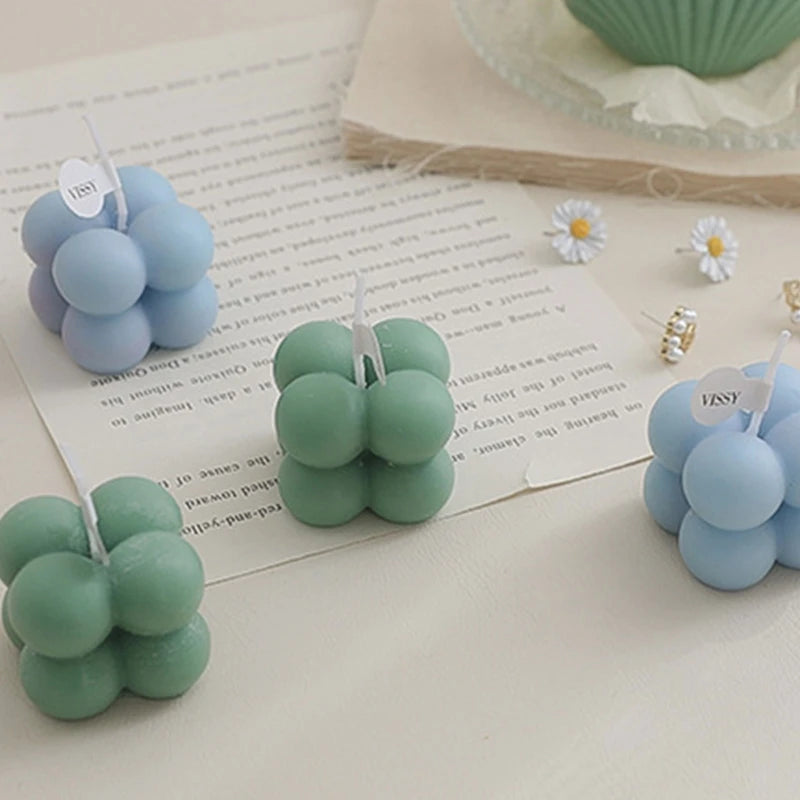 petite bougie parfumée en mini cube pour décorations festives - vue 5 sur 11