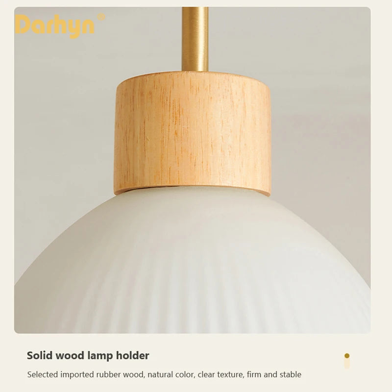 lustre en bois simple avec abat-jour en verre