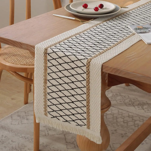 Chemin de table bohème beige motif géométrique pompons