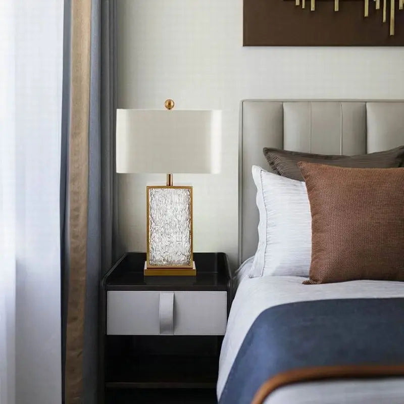 lampe à poser moderne en verre avec cadre doré décorative et élégante - vue 4 sur 7