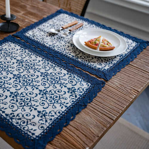 Chemin de table bleu marine dentelle porcelaine campagne
