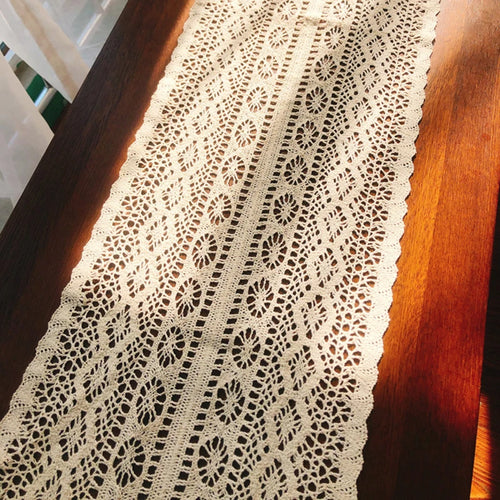 Chemin de table dentelle crochet boheme beige pompons