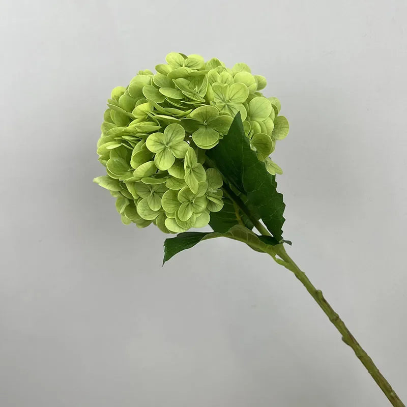 décoration de mariage fleurs artificielles hortensias et roses rouges