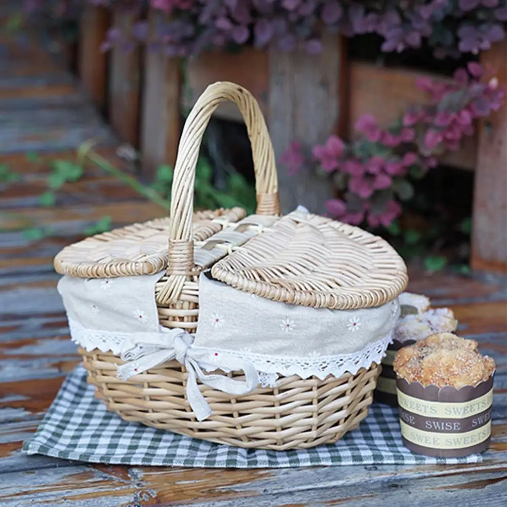panier de pique-nique en osier avec poignée en main - vue 8 sur 8