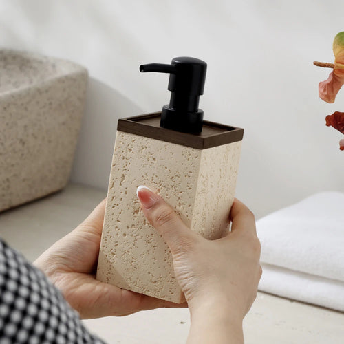 bouteille de désinfectant en travertin naturel vintage décoration intérieure