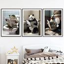 décoration murale humoristique animaux sur toilettes avec journal