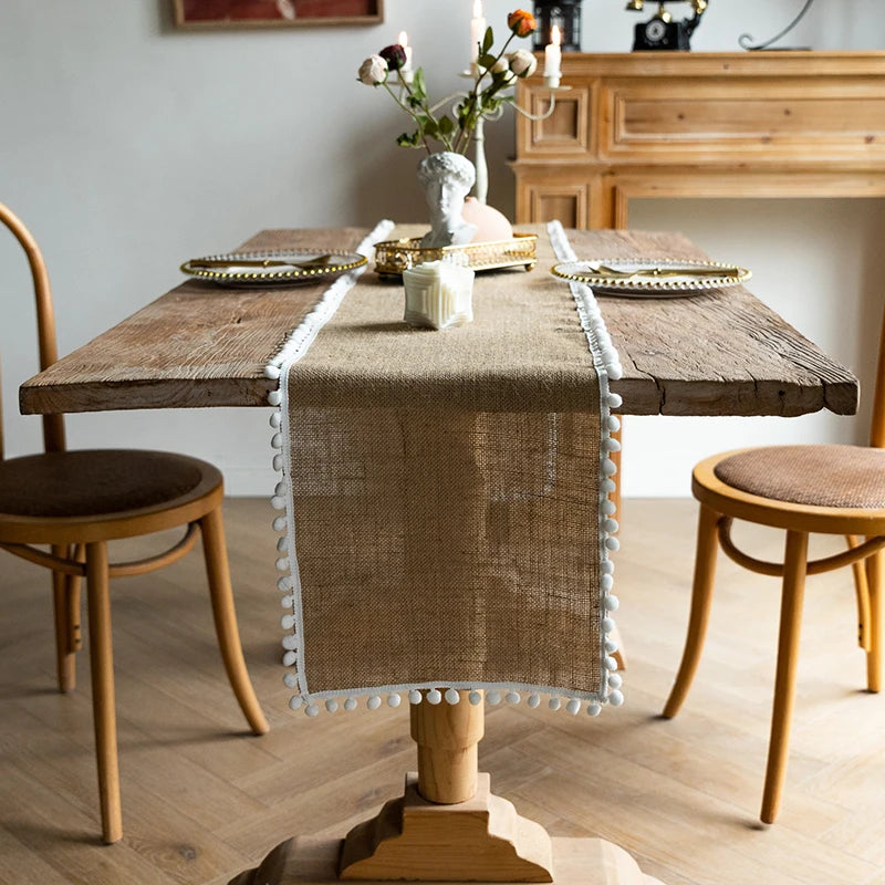 Chemin de table toile de jute beige pompons