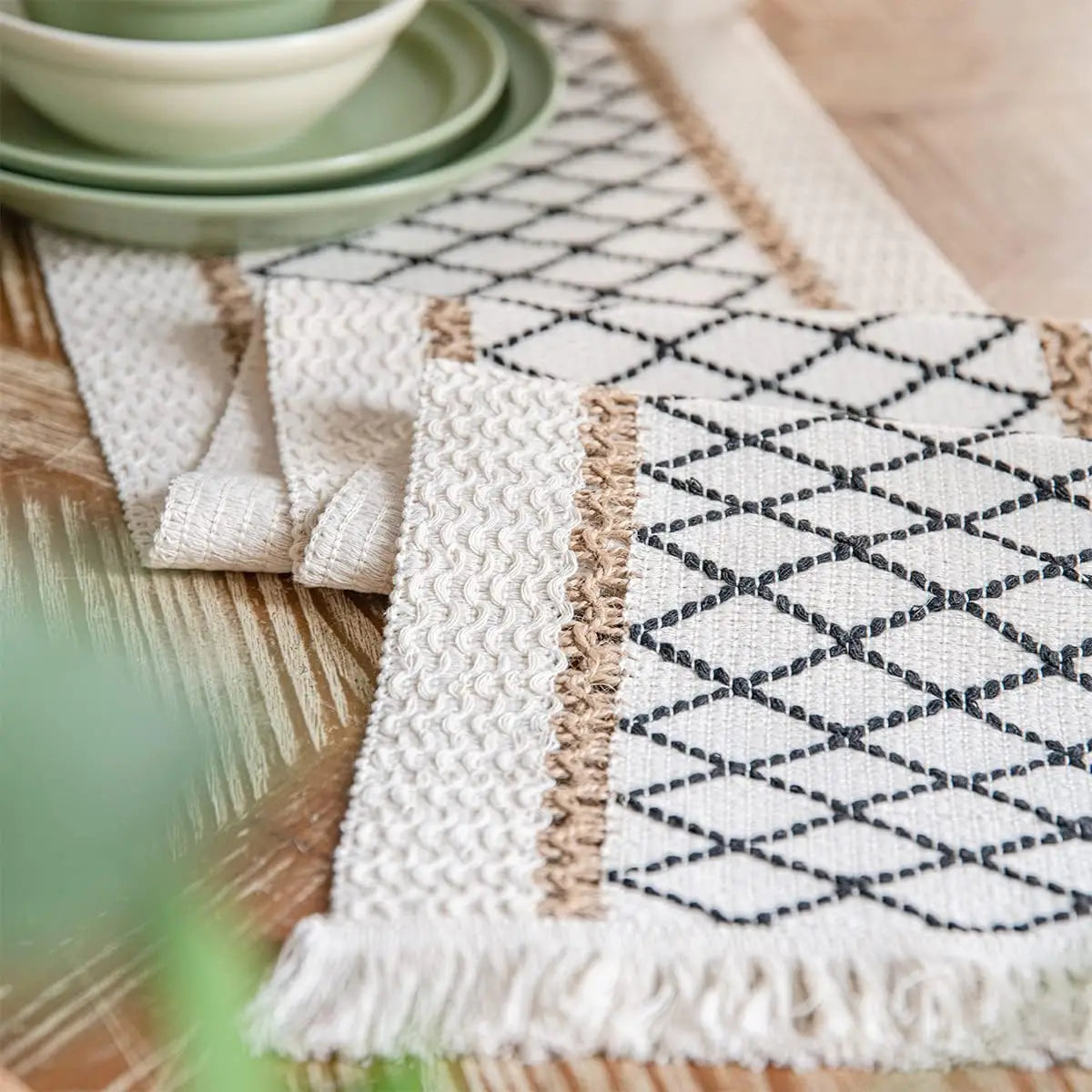 Chemin de table bohème coton lin géométrique pompons - vue 6 sur 7
