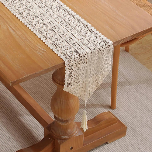 Chemin de table dentelle crochet bohème pompons beige