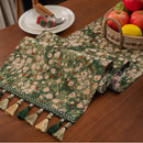 Chemin de table jacquard vert fleurs pompons campagne