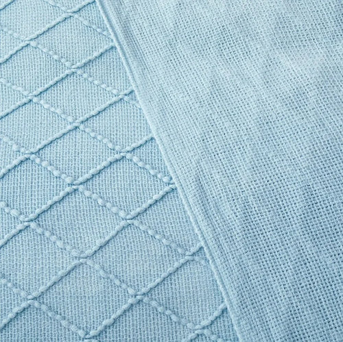 plaid tricoté jacquard à pompons motif carreaux salon