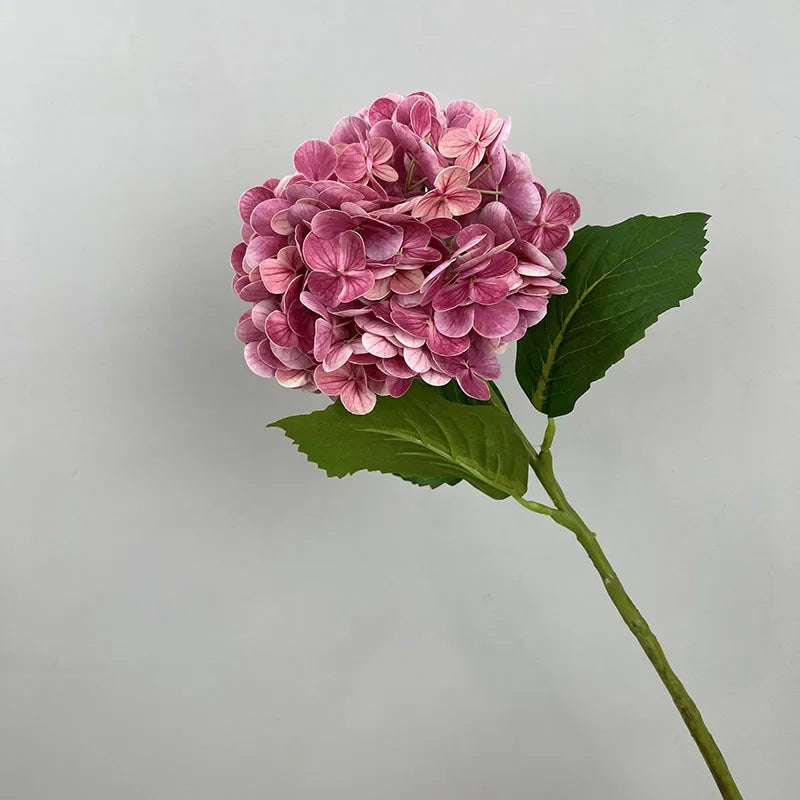 décoration de mariage fleurs artificielles hortensias et roses rouges