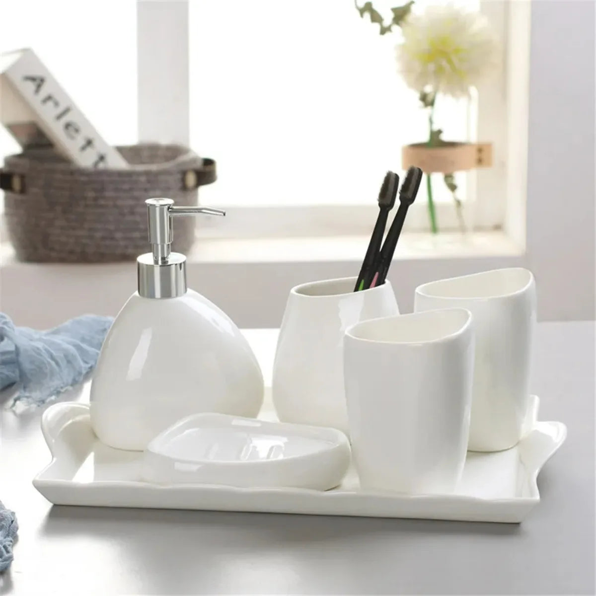 distributeur de savon en céramique nordique pour salle de bain - vue 3 sur 9