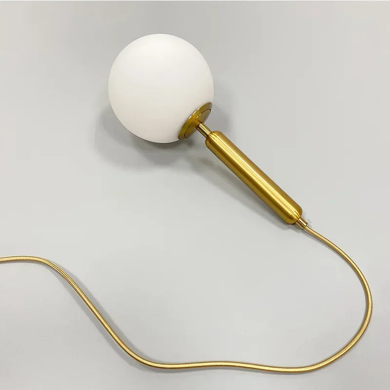 suspension moderne avec abat-jour en boule de verre doré