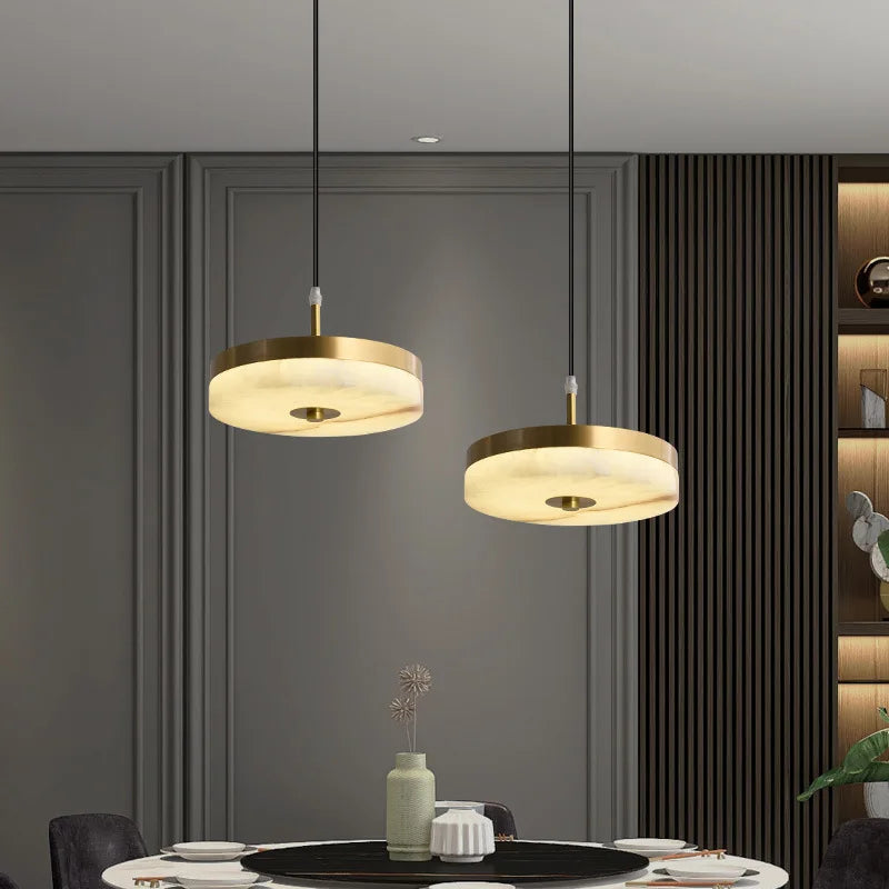 suspension en marbre blanc design en cuivre pour intérieur élégant