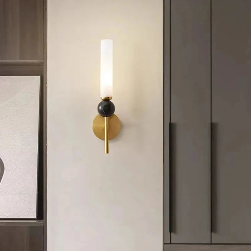 lustre simple et moderne en laiton avec boule en acrylique