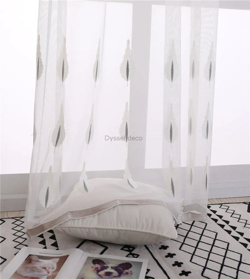Voilage tulle brodé fleurs style moderne salon