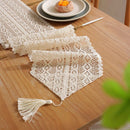 Chemin de table dentelle crochet bohème pompons beige
