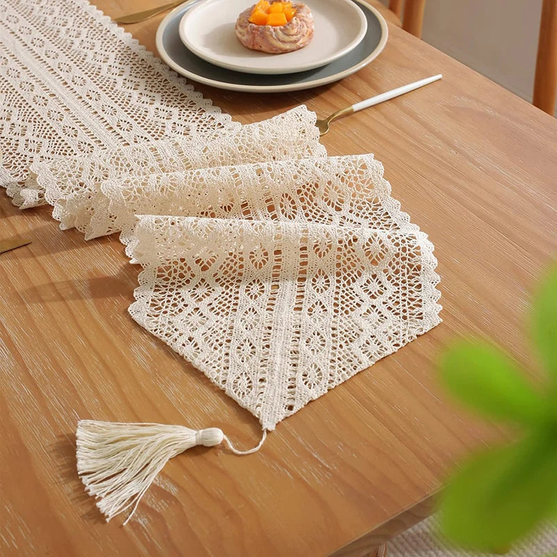 Chemin de table dentelle crochet boheme beige pompons - vue 4 sur 6