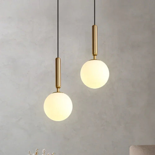 suspension moderne avec abat-jour en boule de verre doré