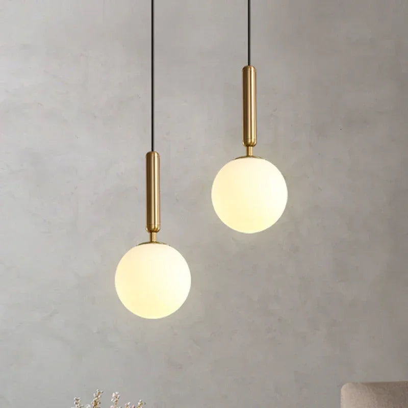 suspension luxueuse avec abat-jour en boule dorée