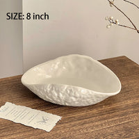 Assiette céramique texturée forme irrégulière ondulée style restaurant