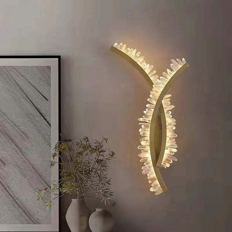 applique murale en cristal naturel et métal doré design stylisé