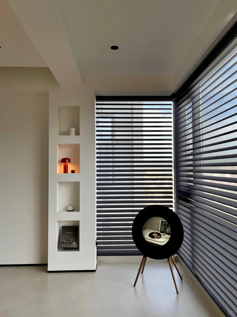 Store vénitien bois massif motorisé smart sur mesure