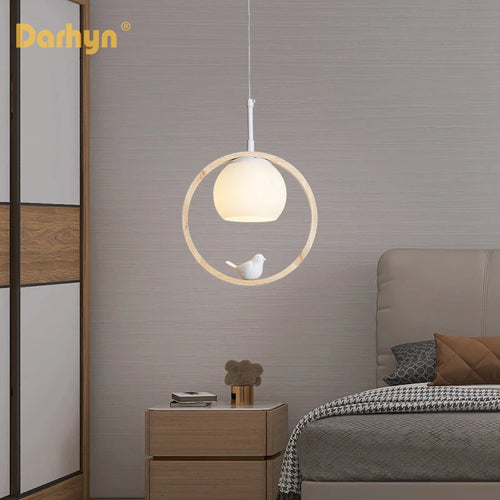 Suspension en bois et verre au design nordique