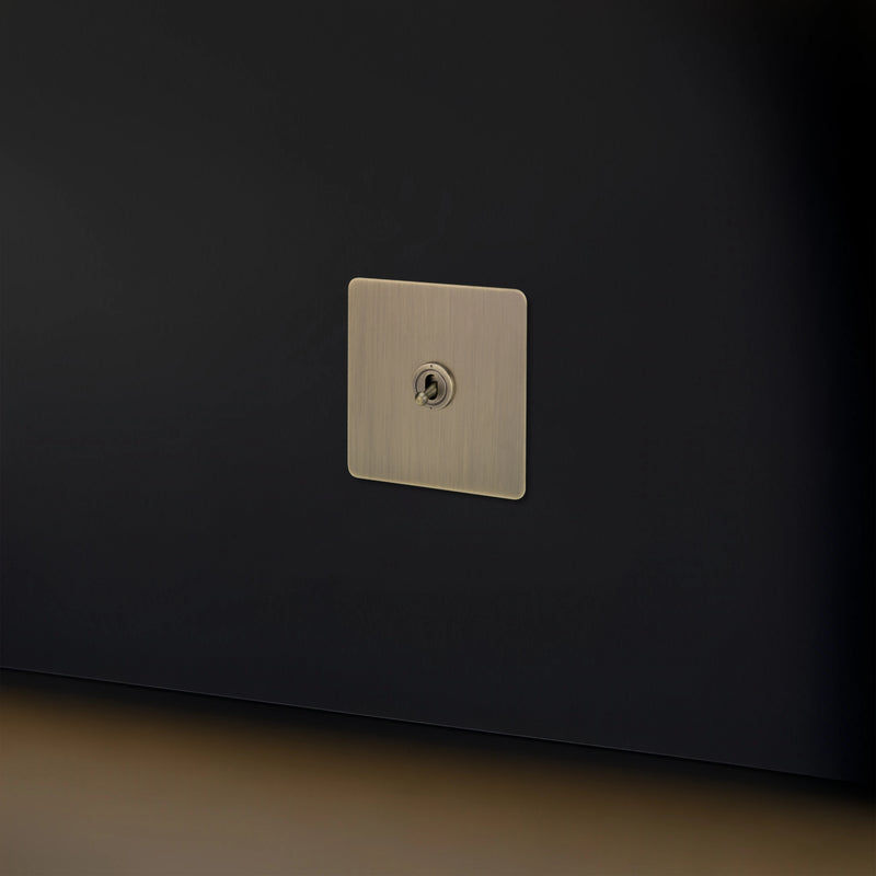 Cache prise plate en acier gris vieilli brossé bords arrondis