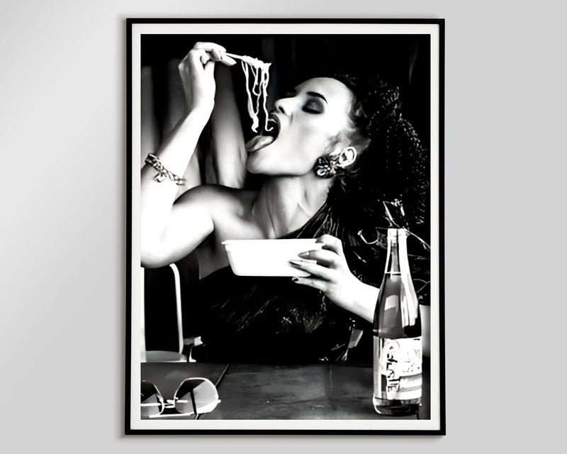 femmes buvant du vin et mangeant des spaghettis affiche décorative