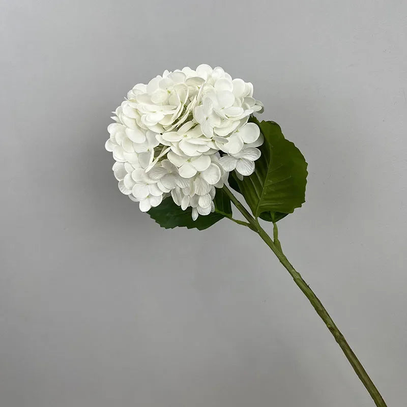 décoration de mariage fleurs artificielles hortensias et roses rouges