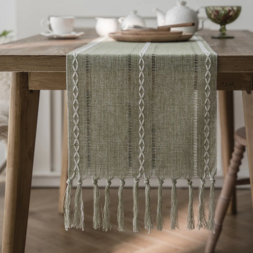 Chemin de table bohème brodé pompons tissés main