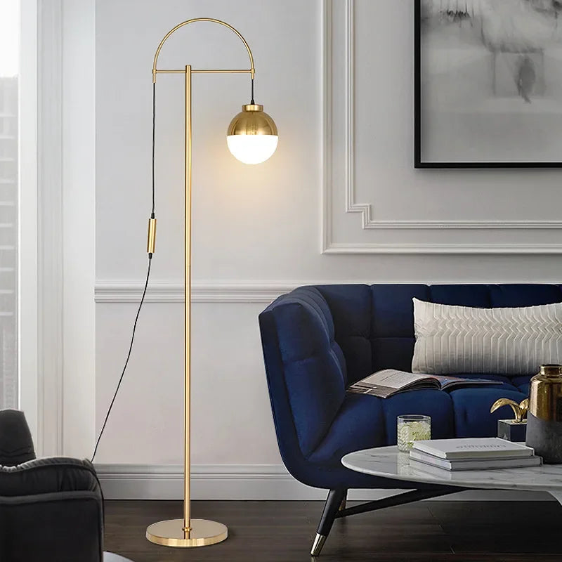 Lampadaire rétro doré design nordique pour intérieur élégant