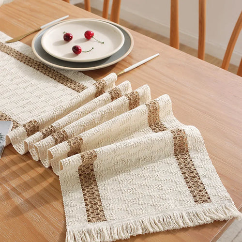Chemin de table bohème crème motifs géométriques pompons