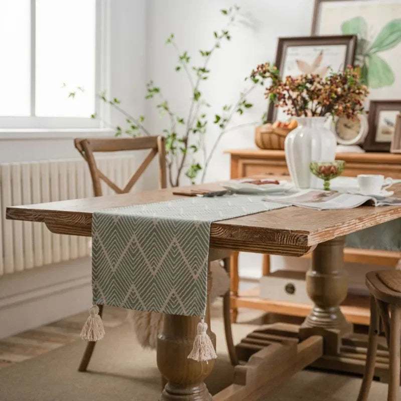 Chemin de table géométrique beige noir à pompons