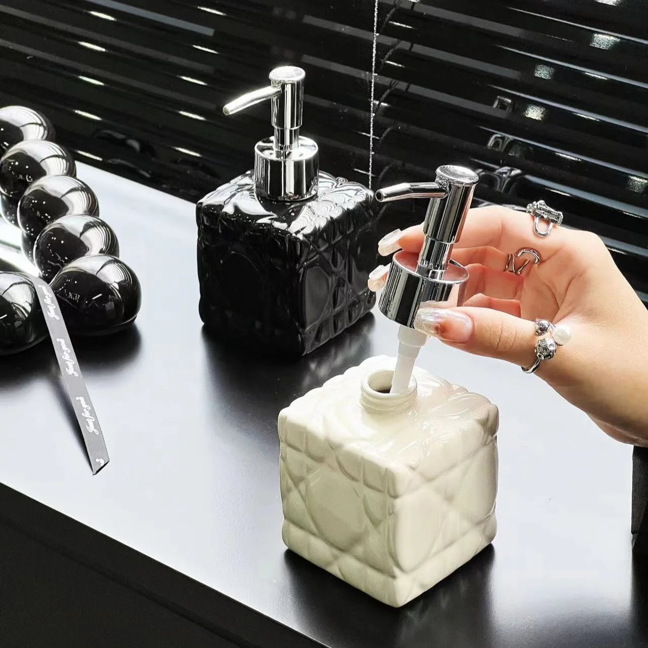 distributeur de shampoing luxe rechargeable pour salle de bain - vue 3 sur 6