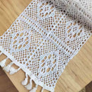 Chemin de table dentelle crochet style vintage pompons