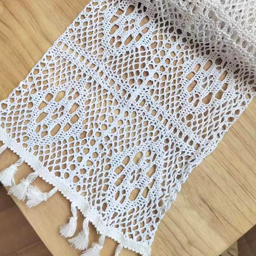 Chemin de table dentelle crochet style vintage pompons