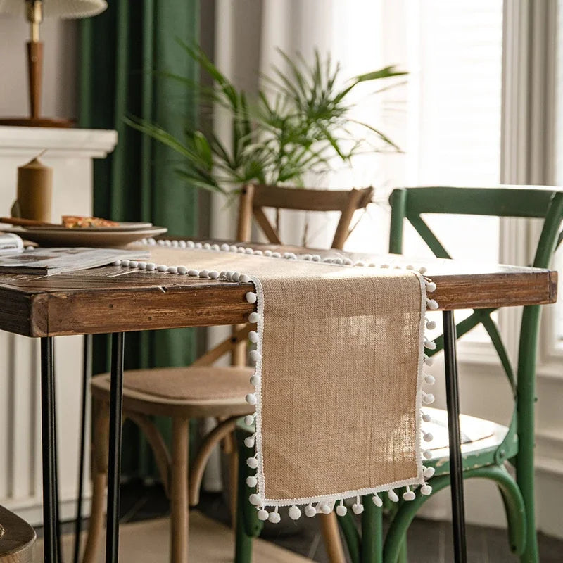 Chemin de table style champetre beige avec pompons
