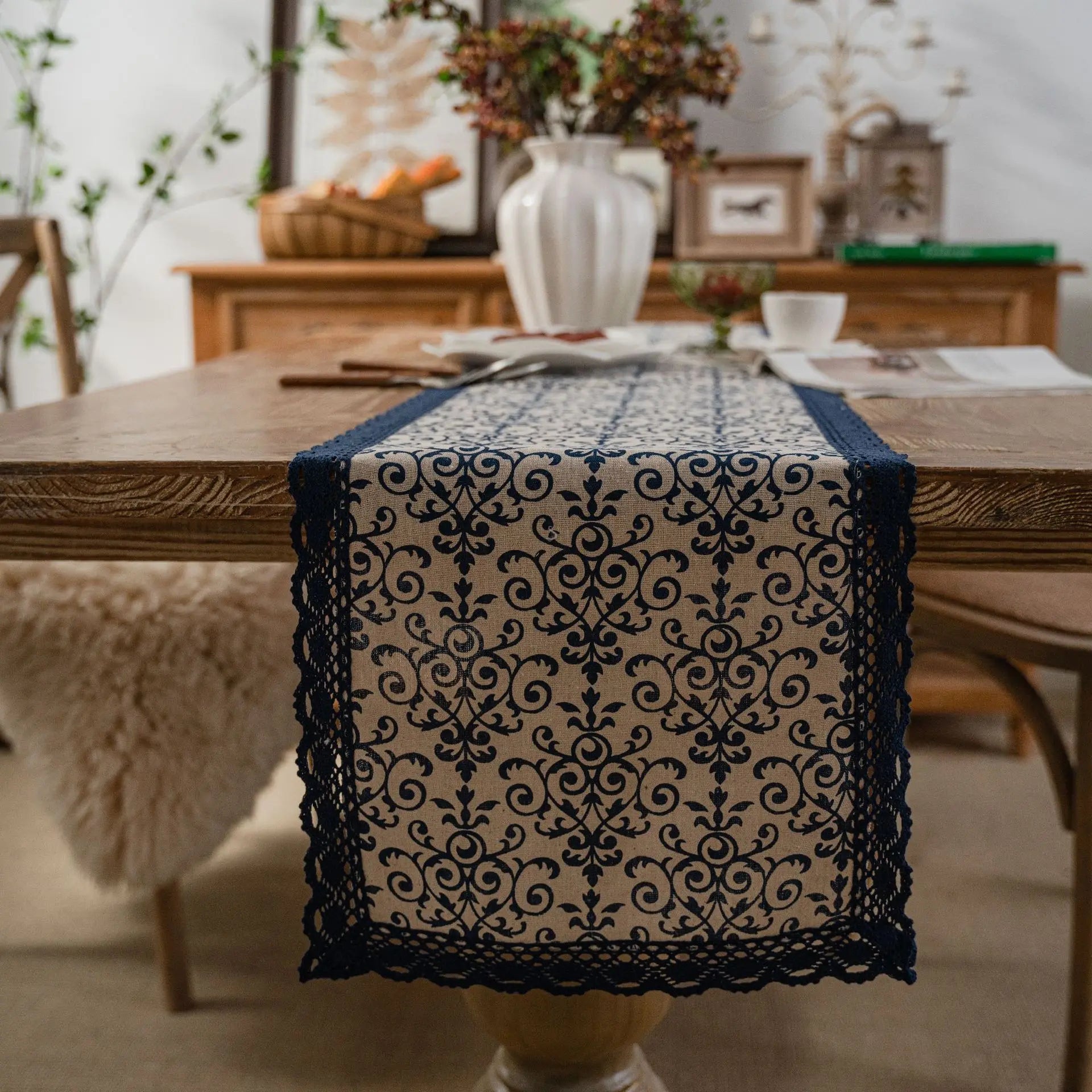 Chemin de table bleu marine dentelle porcelaine campagne - vue 3 sur 5