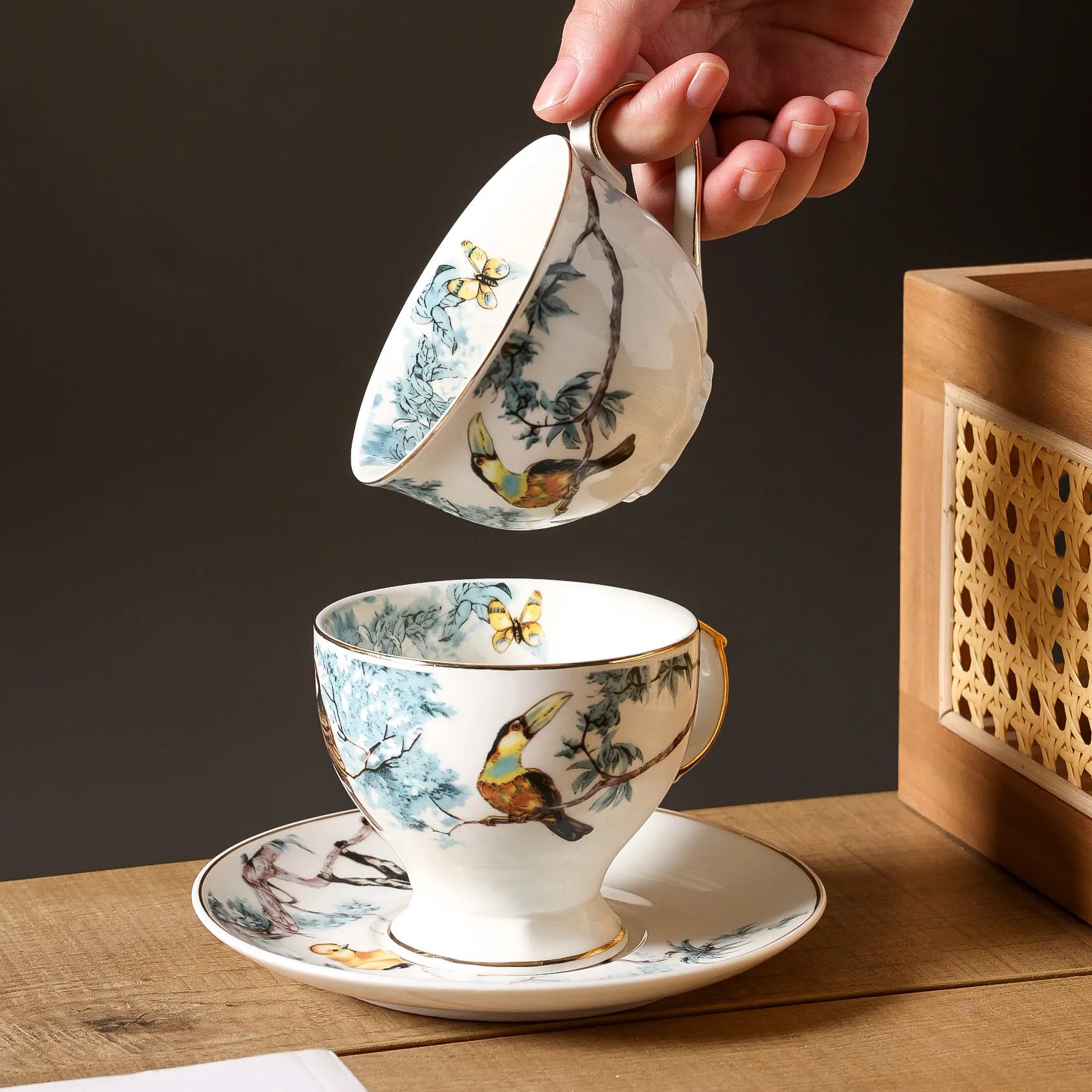 Tasses et soucoupes motifs fleurs oiseaux céramique main - vue 2 sur 7