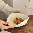 Assiette céramique texturée forme irrégulière ondulée style restaurant