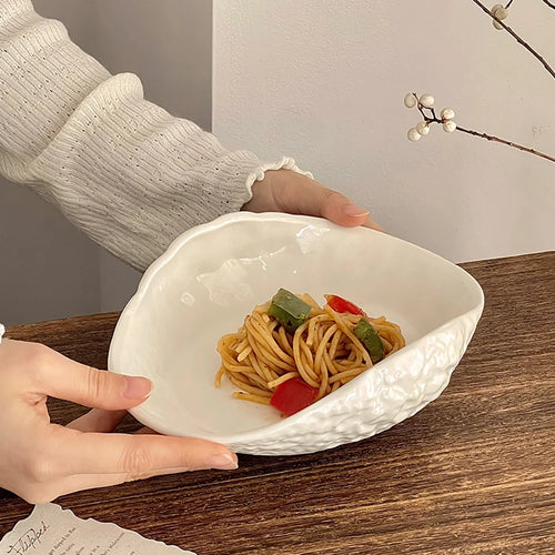 Assiette céramique texturée forme irrégulière ondulée style restaurant