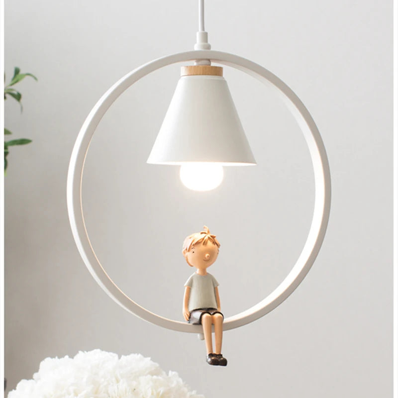 suspension moderne en résine avec décoration de poupée - vue 3 sur 16