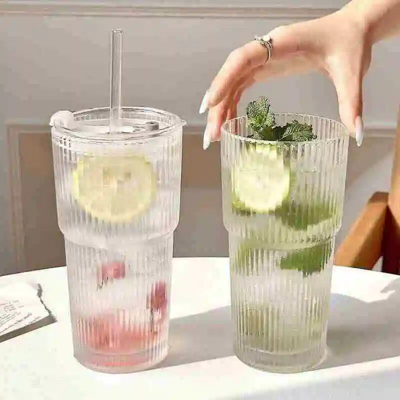 Grande tasse verre rayé avec couvercle et paille - vue 2 sur 7