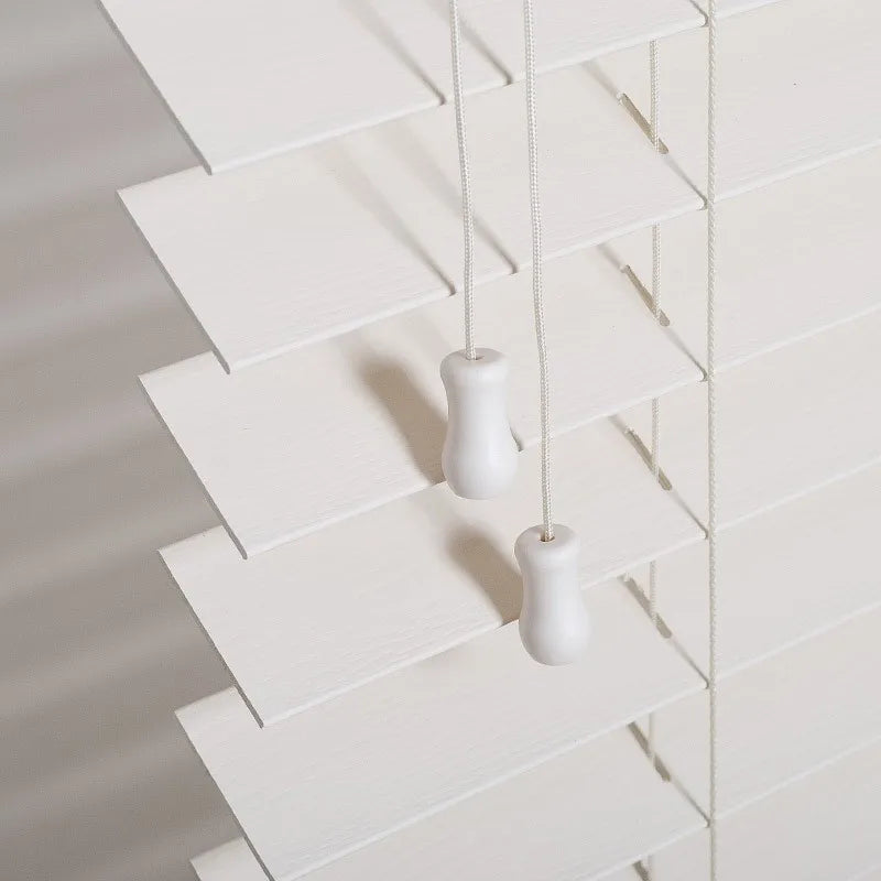 Store vénitien bois lames fines motorisé pour fenêtres