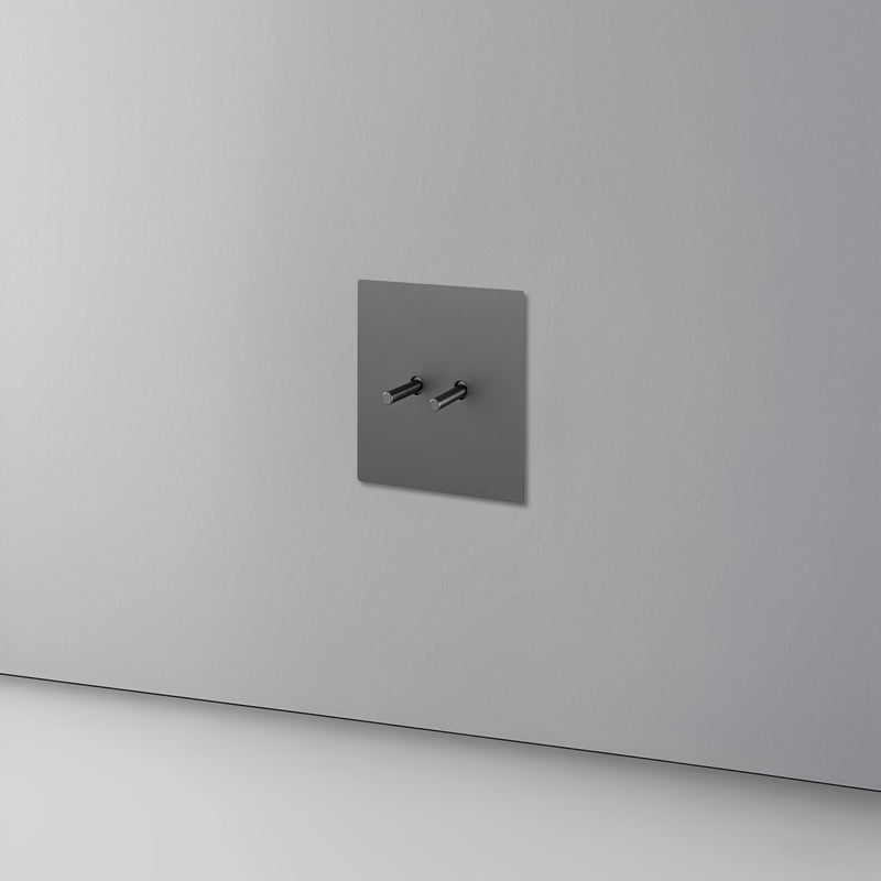 Cache prise plate en acier gris foncé brossé