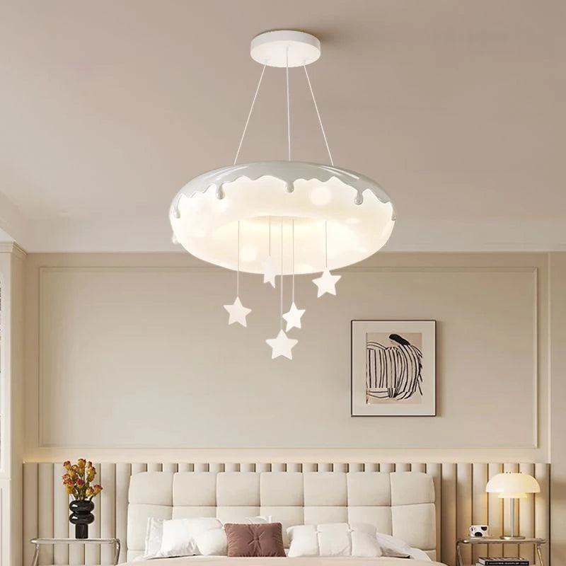 lustre créatif en forme de beignet pour chambre d'enfant - vue 2 sur 12